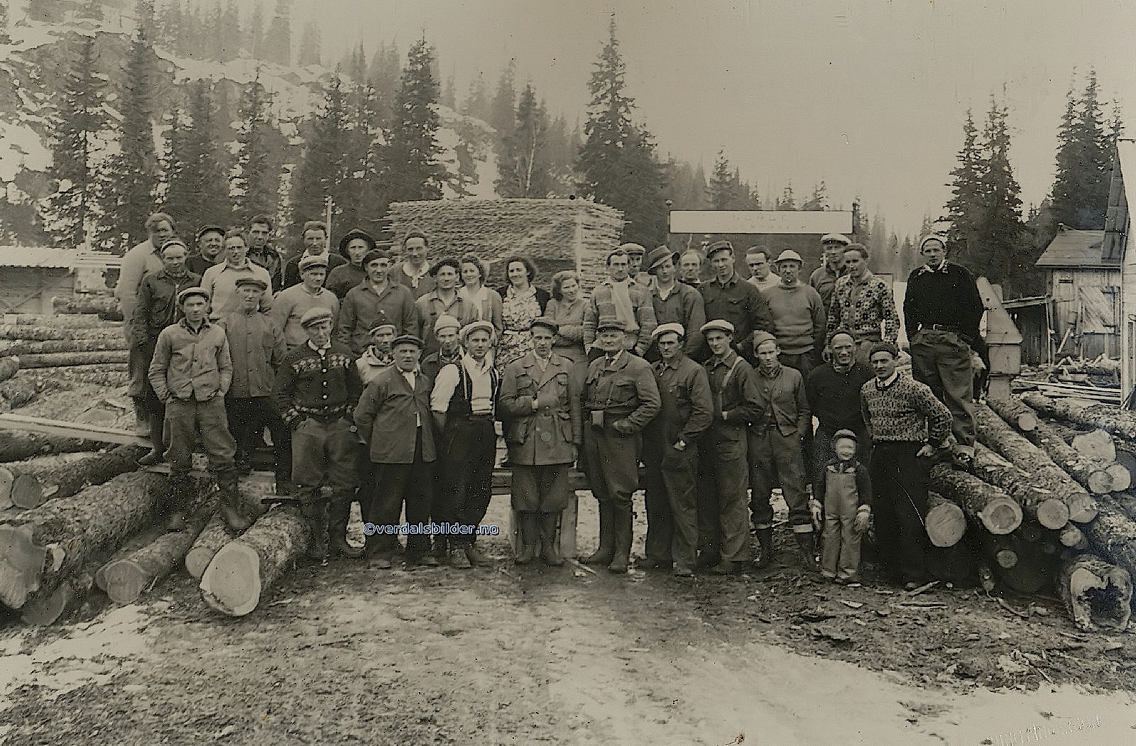 Her var mange Verdalinger både som tømmerhoggere, kjørere og på selve saga. Saga brandt ned i 1951. <br>Brannkorpset på Øra rykket ut og det fortelles at karene var 