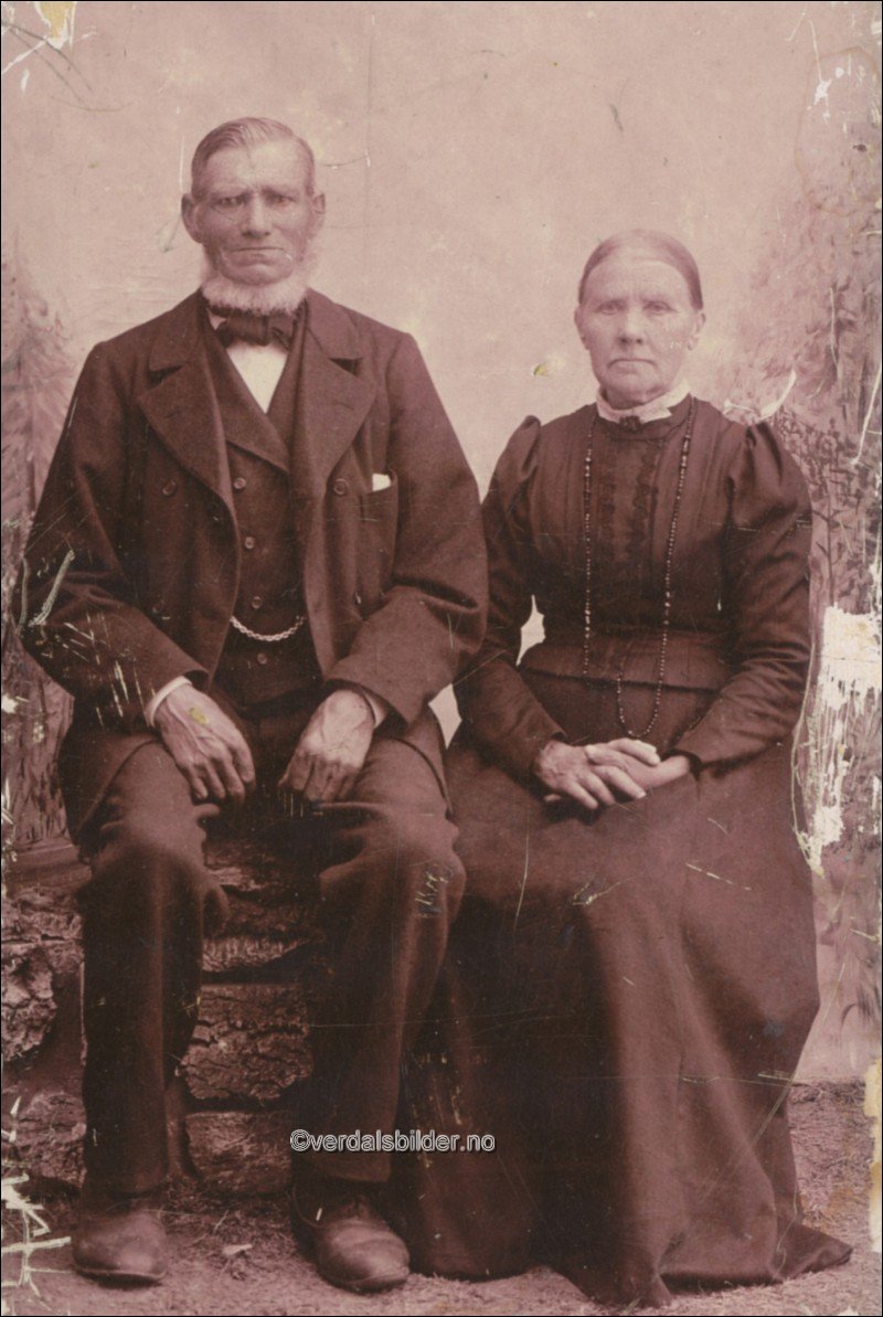Hun født 1832, død 1927 og han født 1833 død 1909. Paret giftet seg i 1858. Opplysninger av Marta Tromsdal. Utlånt av Torbjørn Stene.
