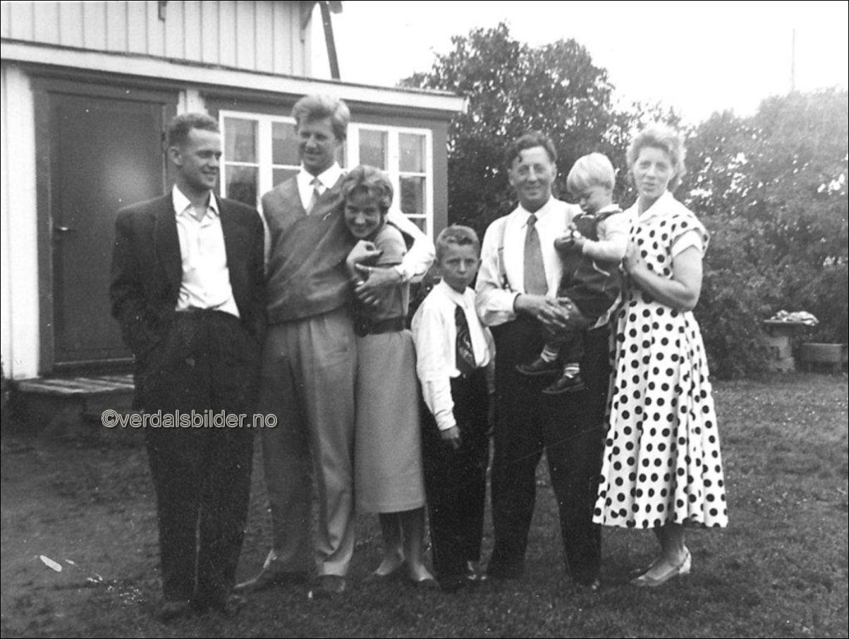 The Monn Keys underholdt på Øras Dager i 1956. Sverre Vestvik som var
ansvarlig for programmet inviterte gruppen med hjem på middag. Arne Bendiksen var ikke med til Verdal. Utlånt av Gunnar Vestvik