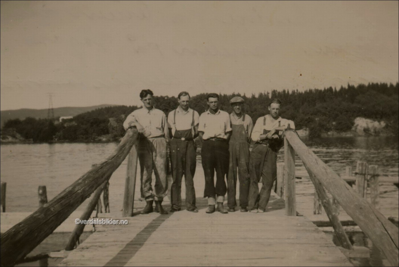 Lensearbeidere på  brua over kanalen hvor tømmeret ble stukket ut i hovedlensa. Gunnar Storhaug har llånt ut bildet med navn.