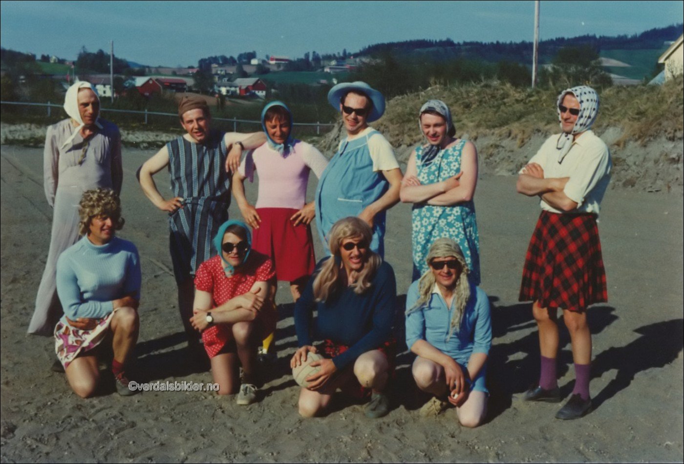 Herre, eller er det damelaget, på Stiklestad skole 17. mai 1974. Utlånt og navnsatt av Oddbjørn Øgstad.