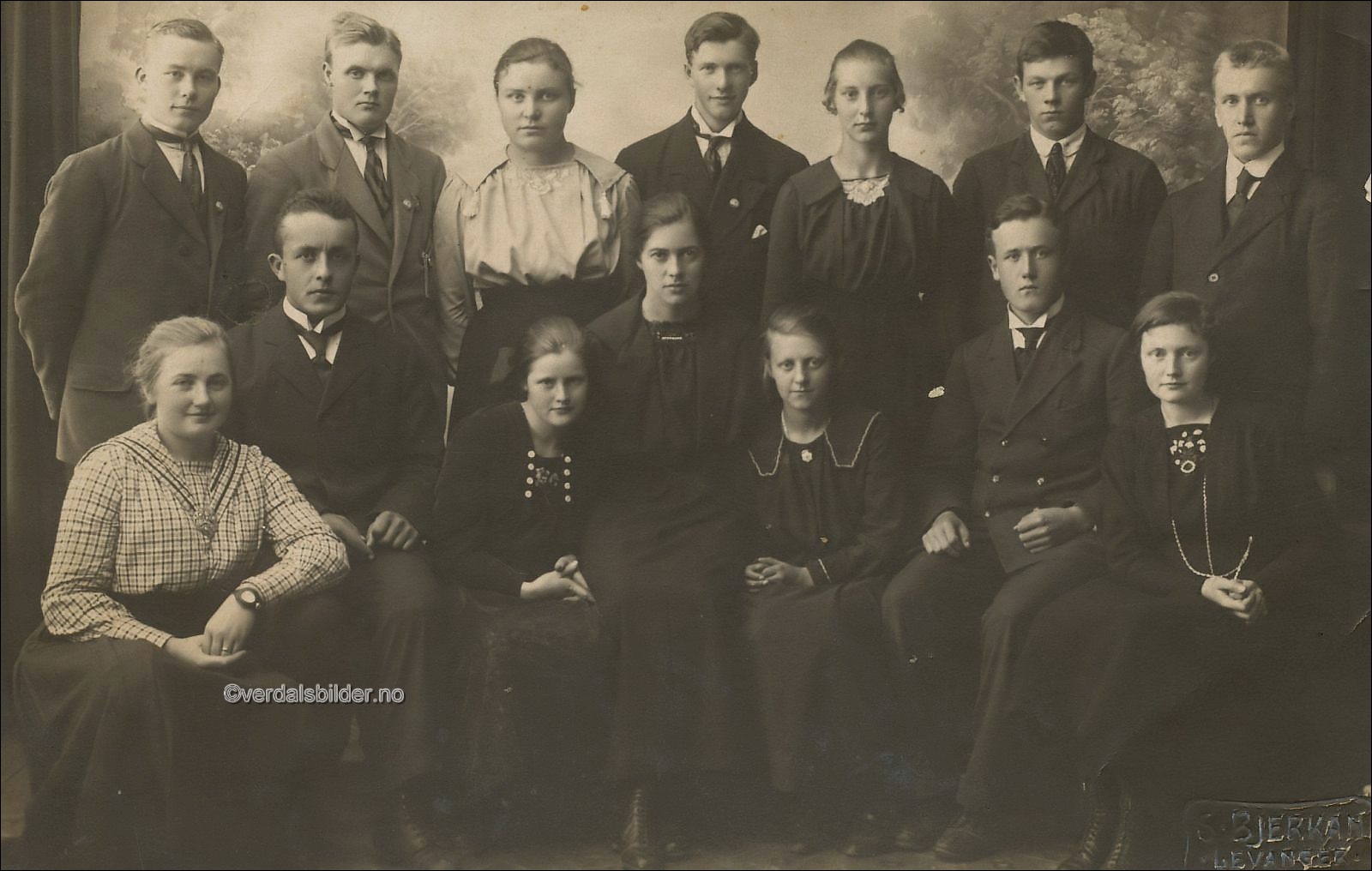  Iflge. oversikt i Verdalsboka har alle av disse som ble lærere her i kommunen tatt eksamen i mellom 1921 og 1923. Utlånt med navna av Arve Kålen.