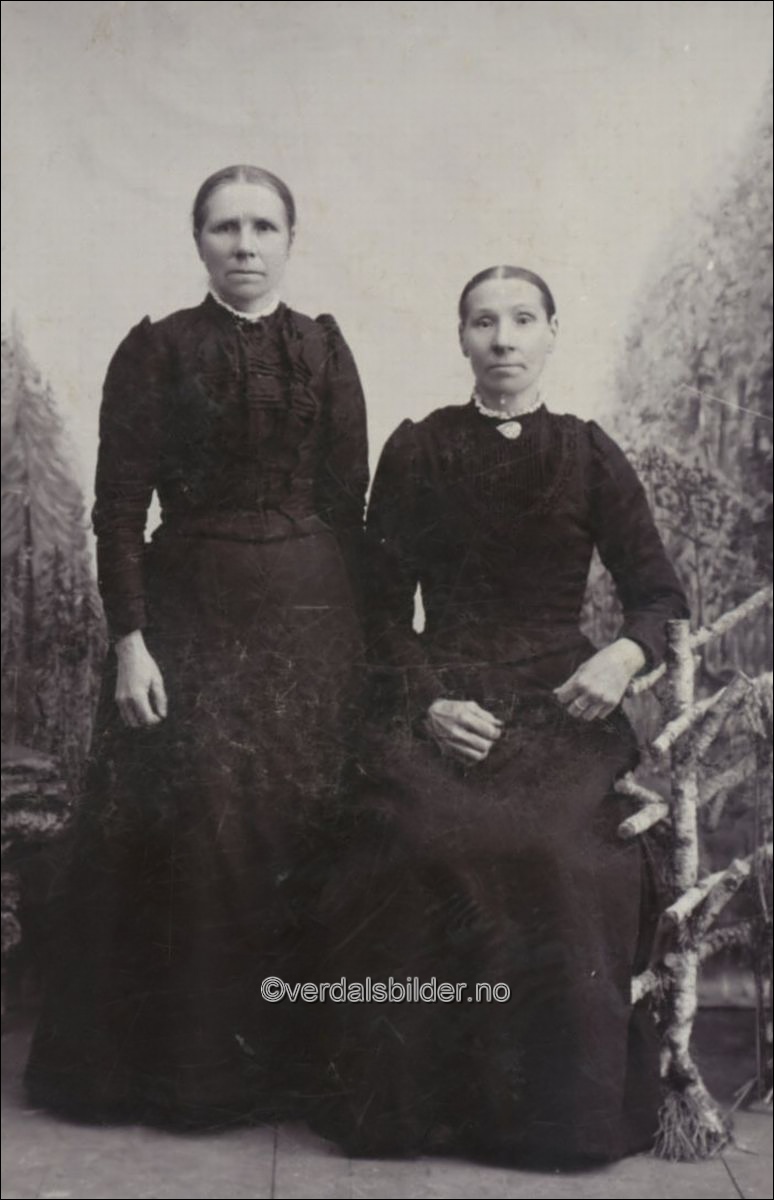 Bosatt på Sundbyenget ved vegen opp til Storstadbakkan. Begge to døde i 1932. Utlånt med navn av Ella Aune.