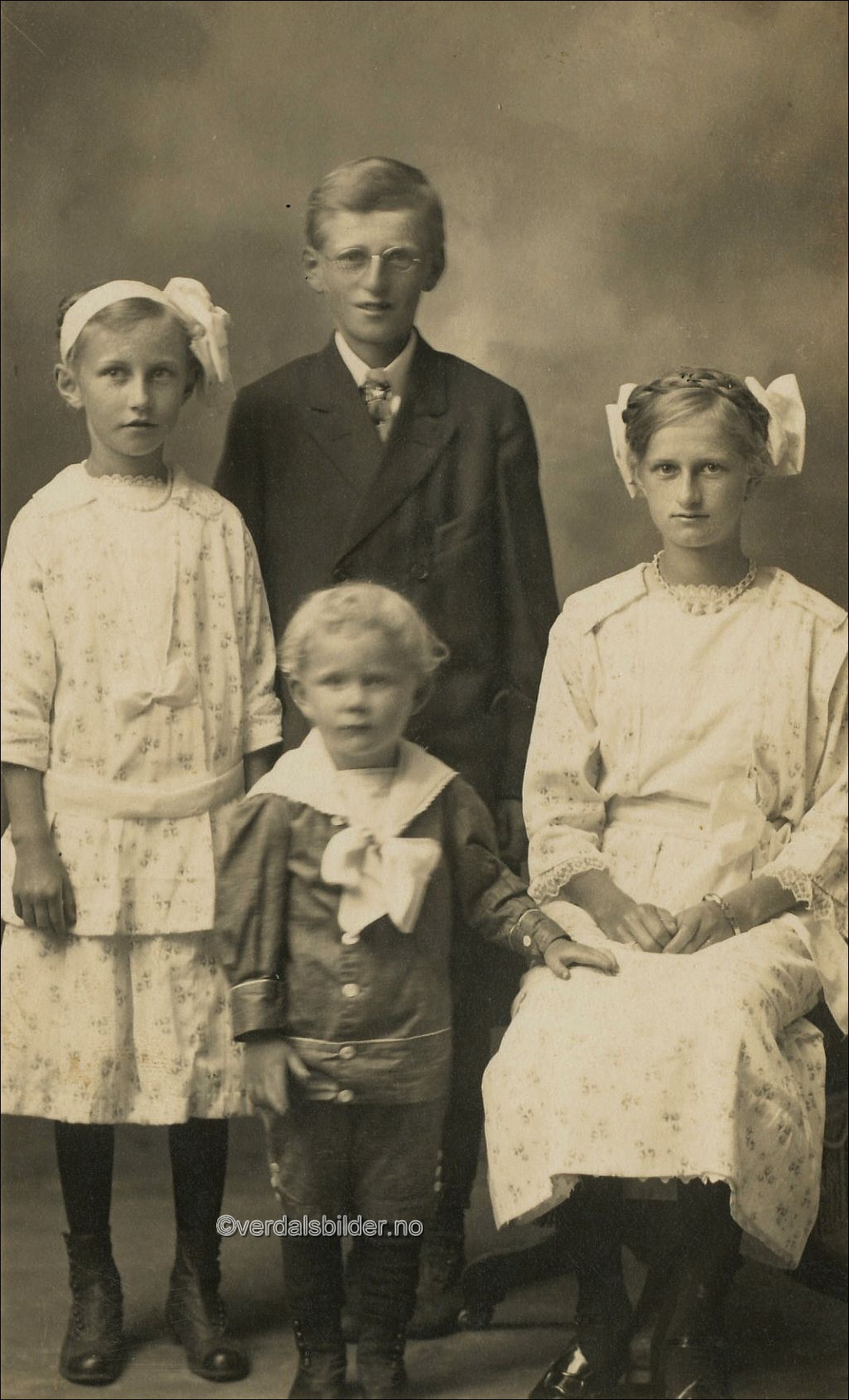 Alle er barn til Jeremias Olsen Skavhaug og kona Marte Mikkelsdatter Haga som utvandret til Amerika i 1903 og bodde i Minnesota. Utlånt av Arve Kålen. Navnsatt av magne Årstadvold.