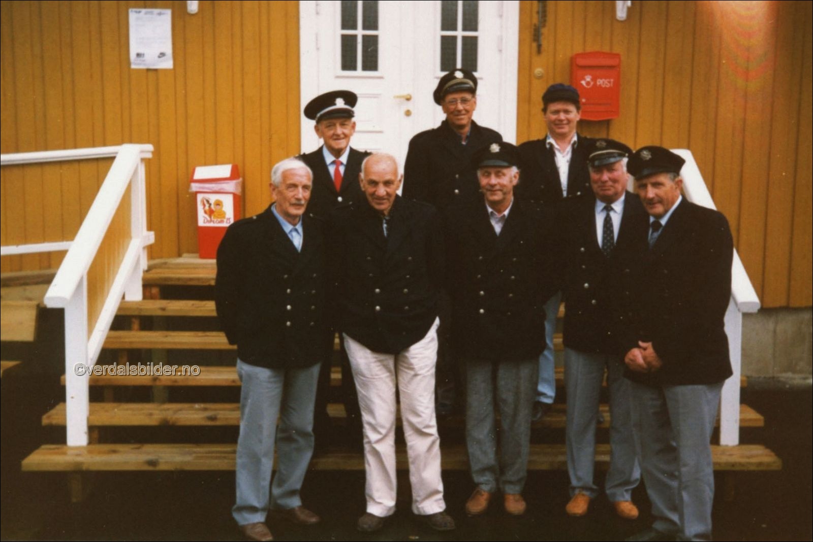 Deltakere med den gamle brannbilen på veteranbiltreff i Sandvika. Utlånt av Einar Storhaug.