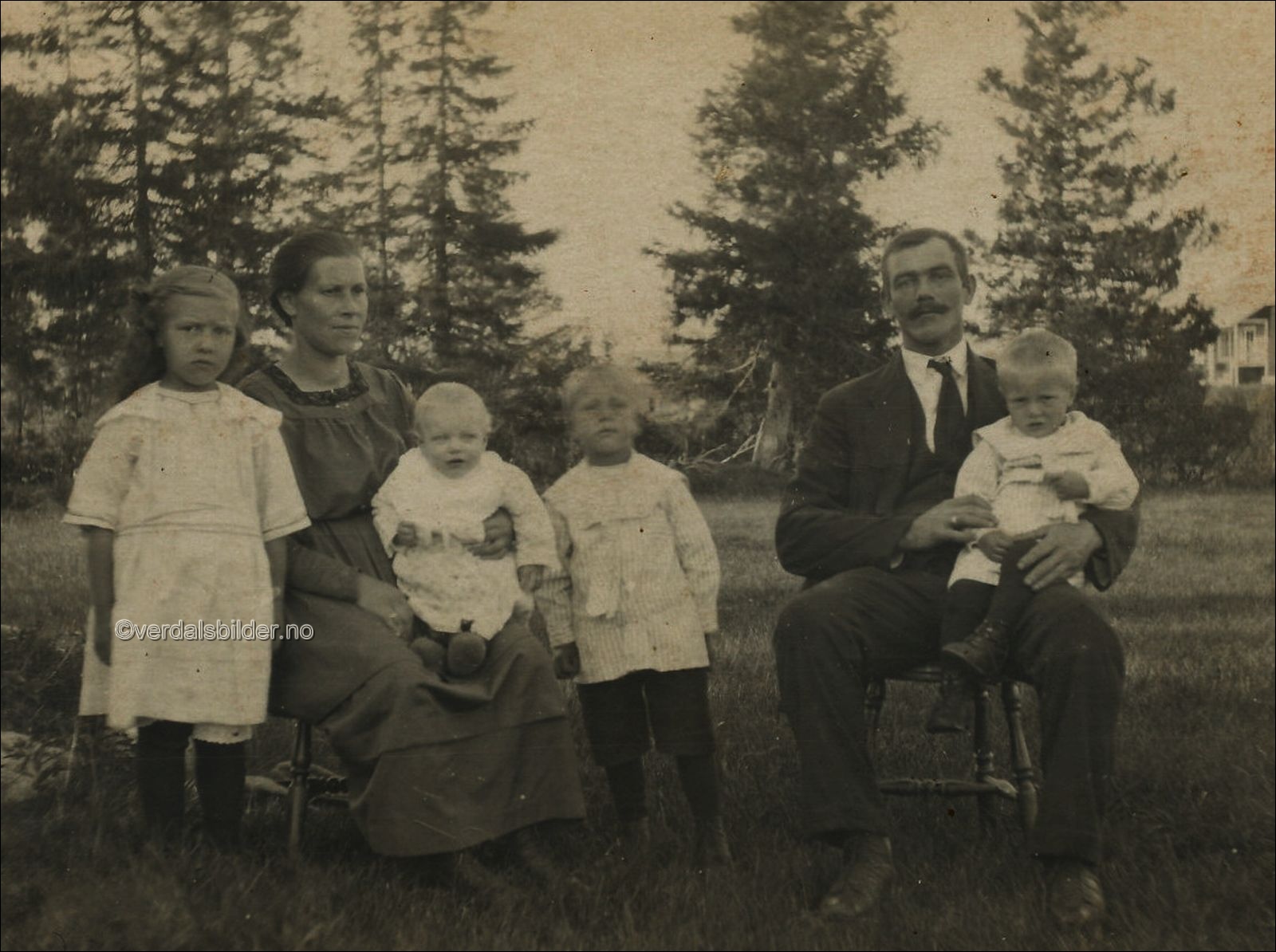 Bildet viser Jørgens første ektefelle og deres barn hun døde i 1928. Di bodde på 
