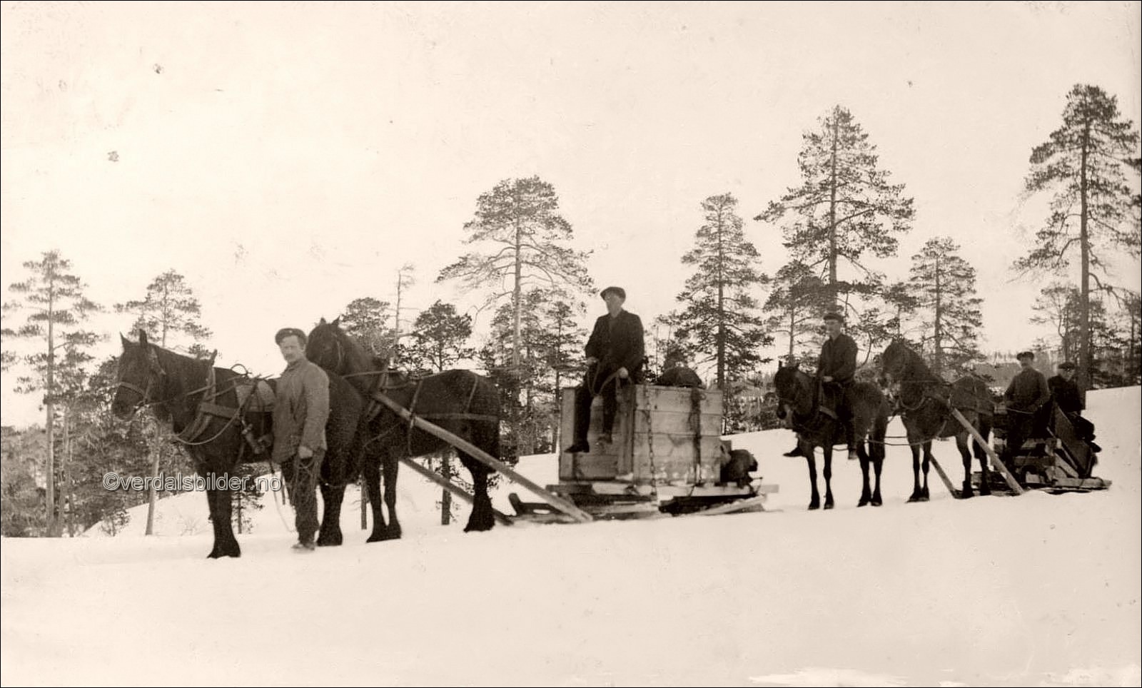 Kjøring i forbindelse med anleggsarbeid i Malså gruver. Bildet er utlånt av Ella Aune. Navna hentet fra Helgådalens billedarkiv.