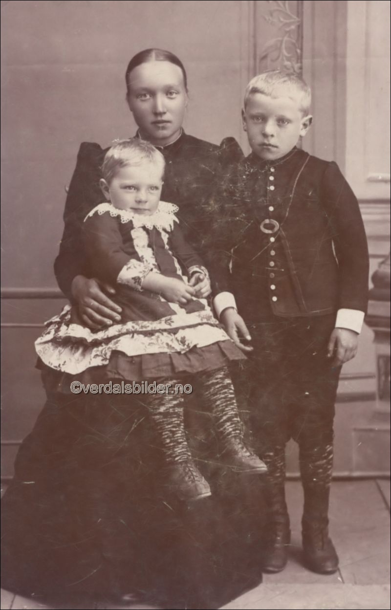 Første kona til Jakob Jakobsen Molden på Molden i Inndalen. Hun døde 1901. Utlånt med navna av Nils Stene.