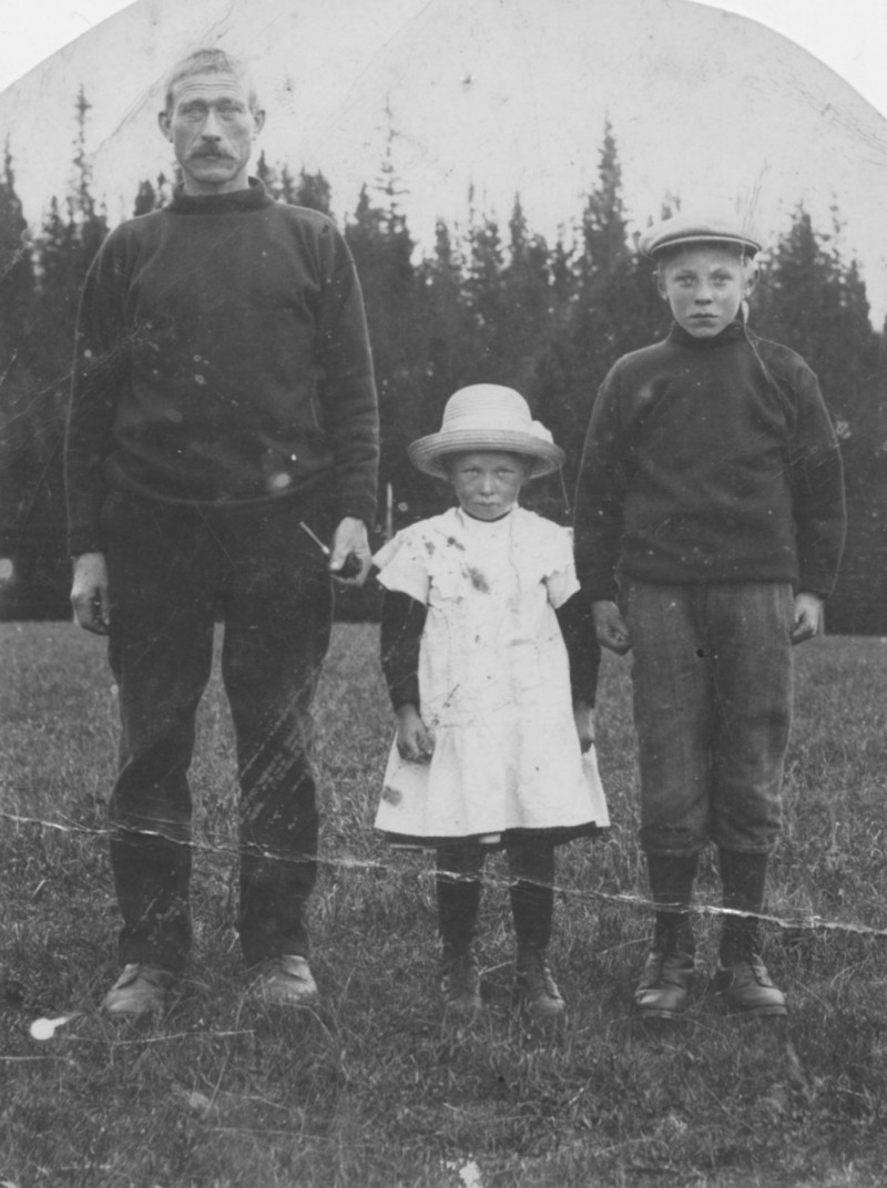  To søsken og muligens en onkel. Gutten til høyre døde i 1917. Utlånt av Birger Sisselvold. Navna hentet fra Helgådalens Billedarkiv.