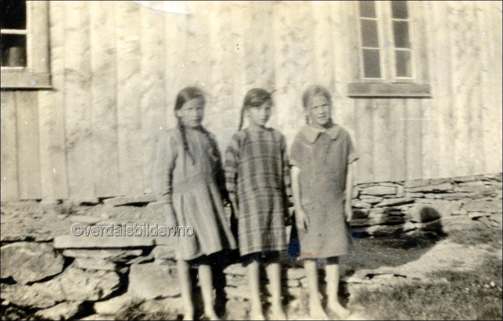 Ut fra fødselsåret for damene som er 1918 anslår en at bildet er tatt ca år 1930. Utlånt med navna fra Jorunn Overholmen.
