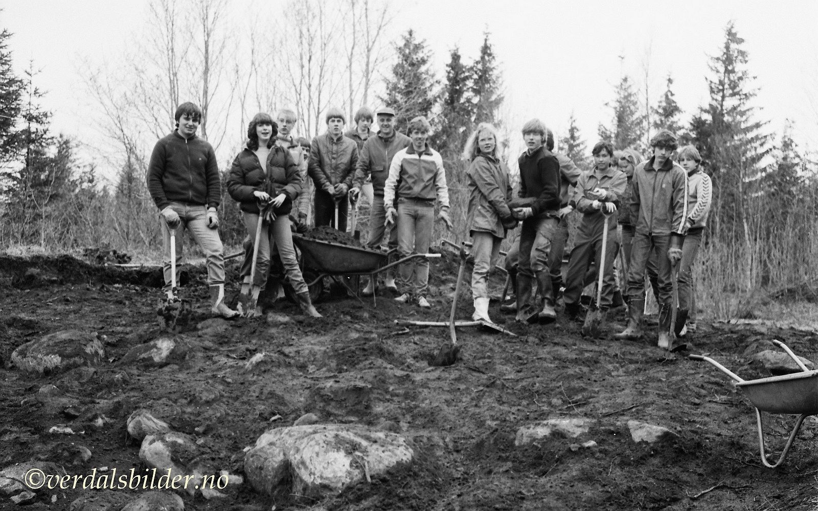 Klassen deltok i undersøkelsen for etablering av boligfeltet i Leksdalen. Foto av Erling Sommervold. Utlånt av SNK. 