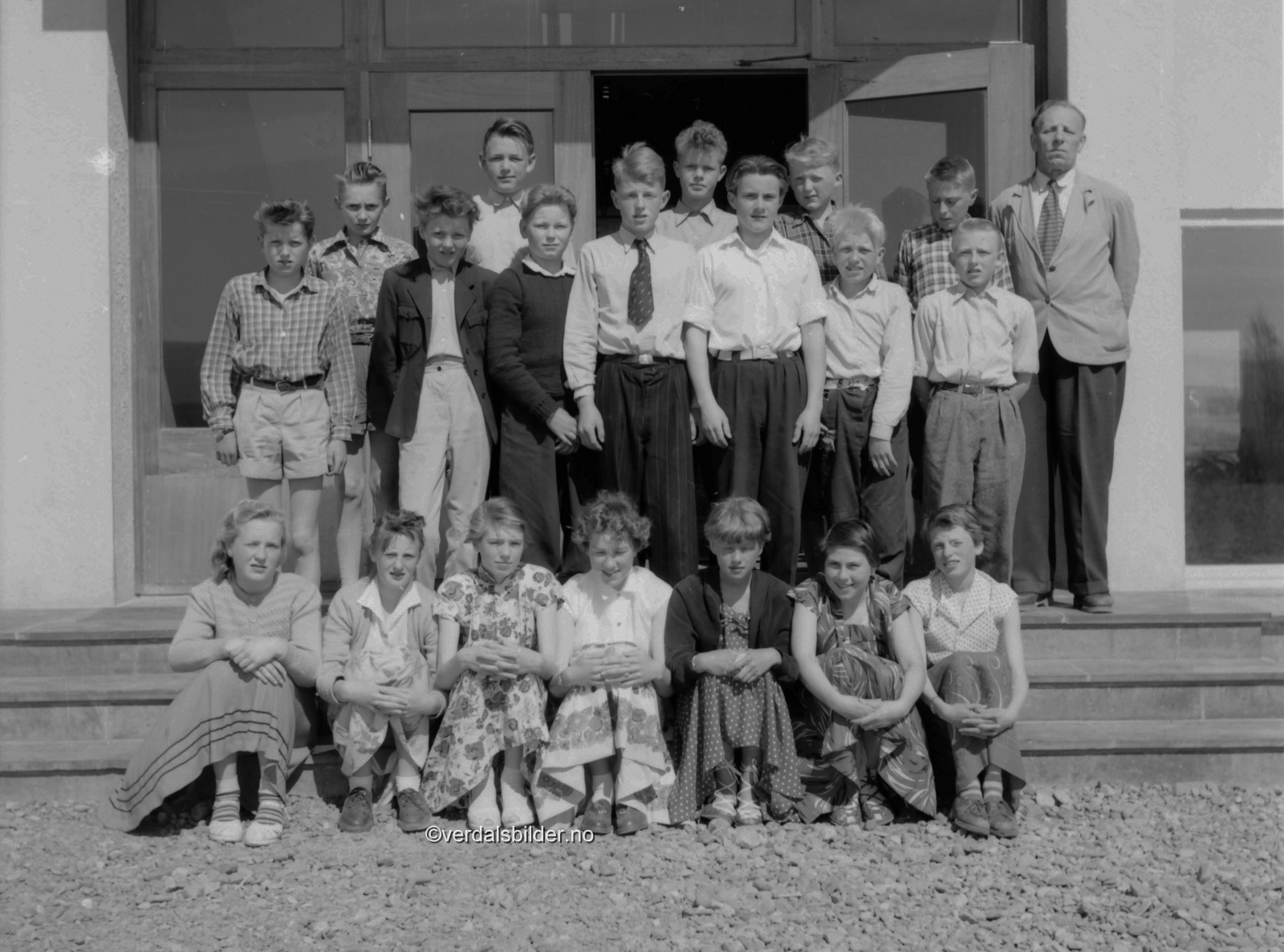Klassen har gått det siste året på Nyskolen som åpnet høsten 1954. Utlånt av Asbjørn Karlgård. Foto Alf Karlgård.