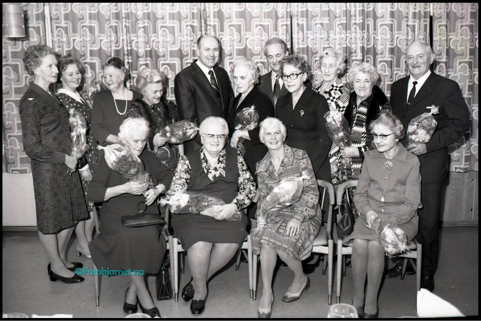 Bildet er tatt omkring 1975. De hjelpsomme damene blir her hedret for sin innsats av ordfører Karl Ydse. Foto Reidar Gridseth.