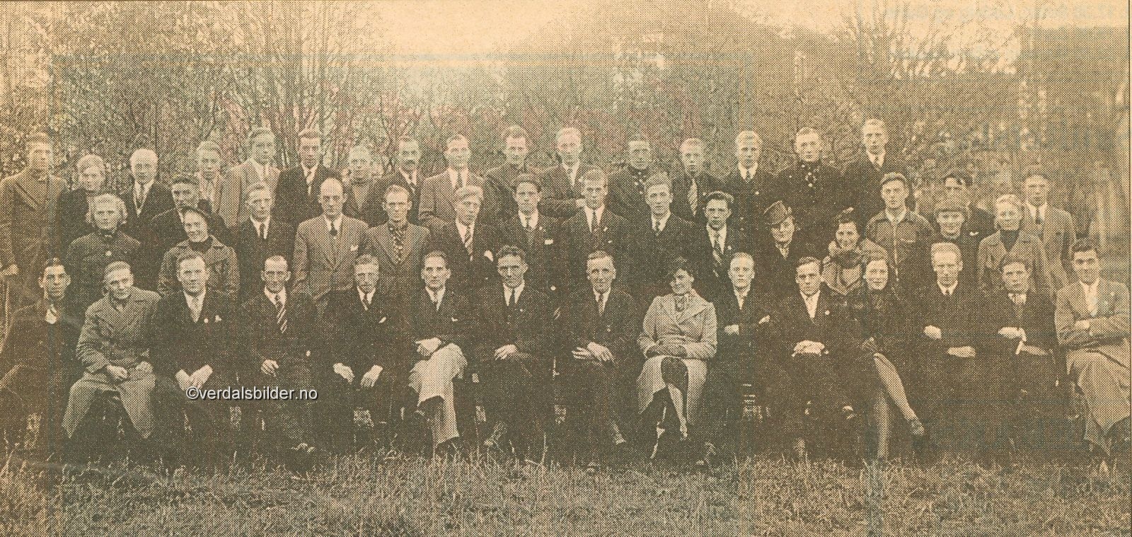  Bildet er tatt i Skilleparken ved Herredshuset i forbindelse med lagets siste årsmøte. AIL Falk ble stiftet i 1934 og i desember 1940 var det planer om å slå sammen laget med det 