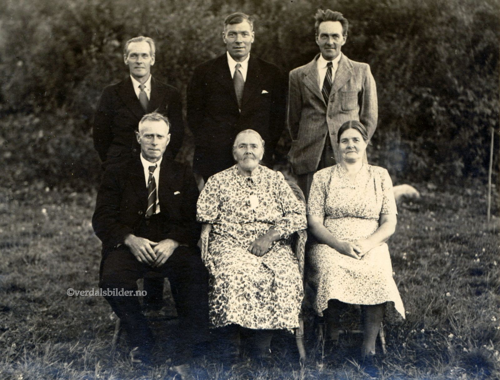 Bildet er tatt i anledning feiringen av  Karolines 80-årsdag hos sønnen Kåre i 1950. Utlånt av Annar Skjerve. Hjelp med navn, Svein Guddingsmo.