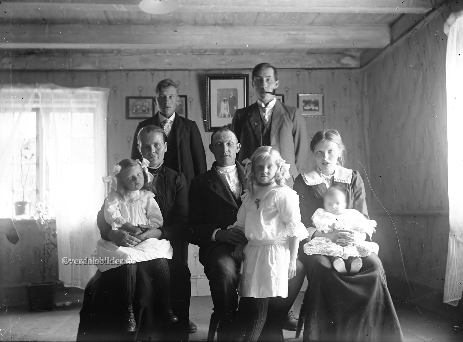 Hjelp med navna, Ola Molden og Johannes Overmo. Familien bodde på Kulsli nedre vest for Elneshøgda. Foto av Nikolai Malmo. Utlånt av SNK.