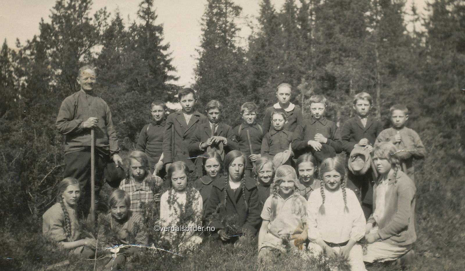Skoleelever planter skog hos Sigurd Røstad på Hallan Mellom. Utlånt med navna av Lars Iver Valstad