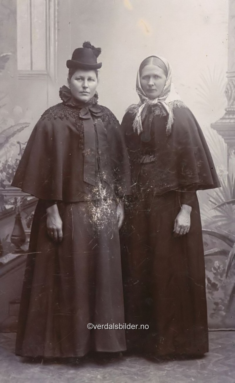 Maria født 1851 og Karen Anna i 1859. Begge døde i 1933. Utlånt med navn av Einar Stene.