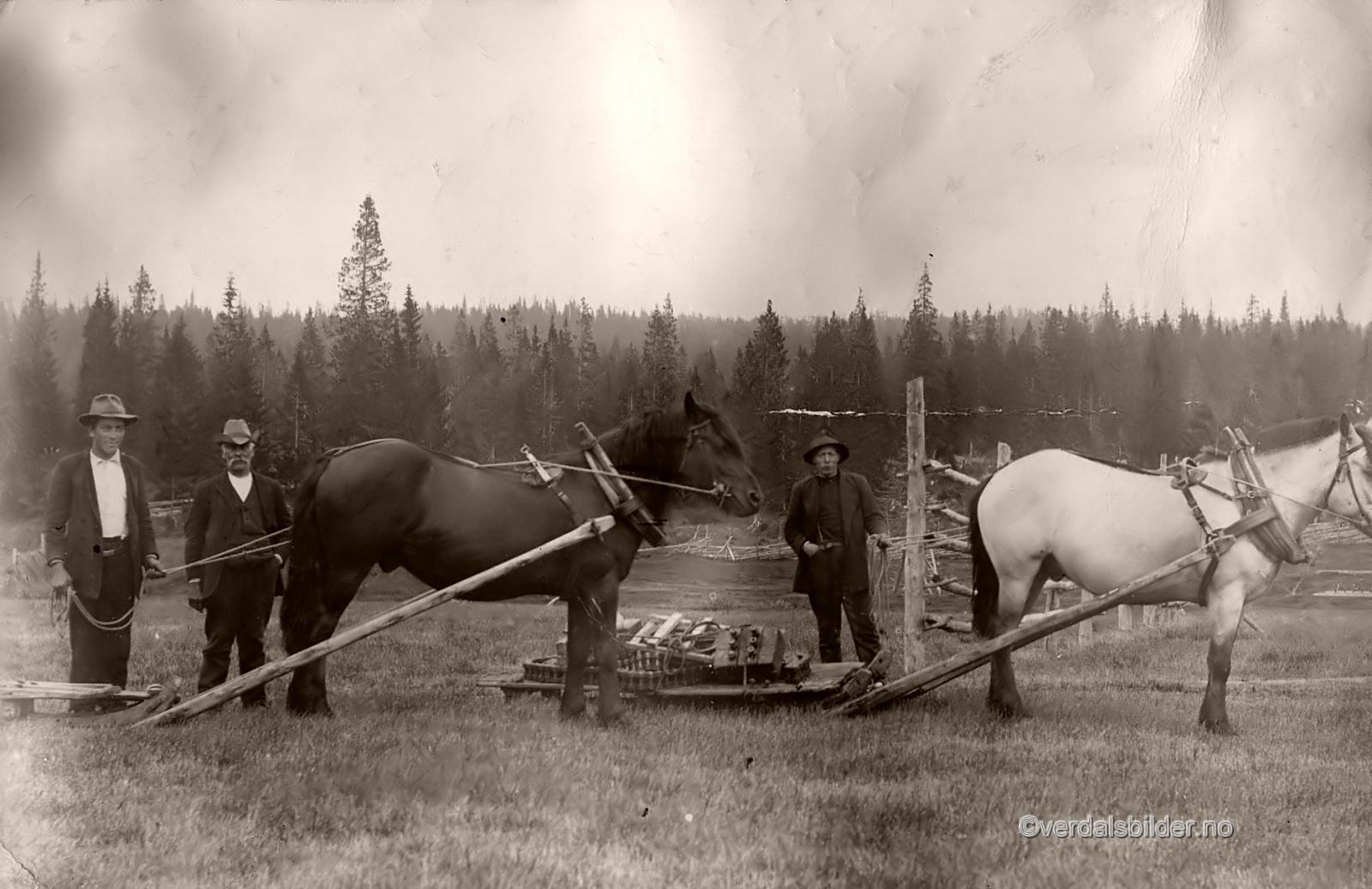 Banen fraktet tømmer mellom Esingen og Veressjøen i perioden 1914-18. Bildet er tatt ved Sørmoen. Utlånt av Svein Berg. Navna hentet fra Helgådalens bildearkiv.