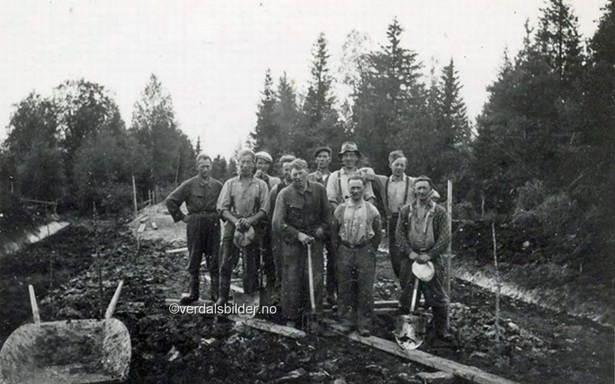 Bygging av ny kommuneveg mellom Hallbakkan og Frol. Bilde oversendt av Torbjørn Alstad. Hjelp med navna, Hermann Storbakken.