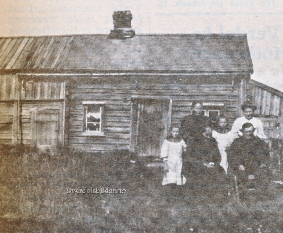  Ekteparet bodde på Bjartnesmarka ved Bjartnes. Når dette bildet ble tatt var de trolig på Tinden der de var under folketellinga i 1900. Paret hadde 6 barn. Navn og opplysninger fra boka heimer og Folk Stiklestad.