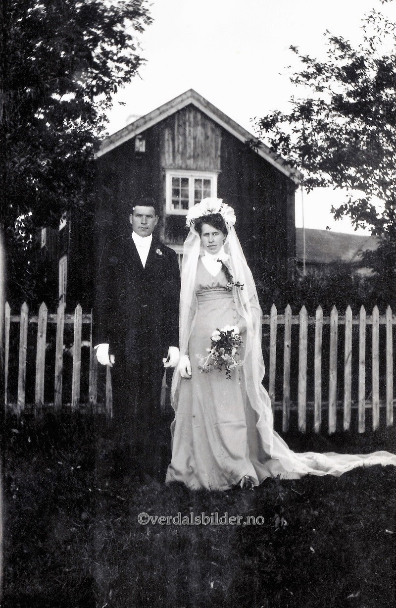 Ekteparet overtok Kolshaug i 1914 etter Karen sin onkel, Jens Andreas Johnsen.  Marius drev i sine unge i fiske på Lofothavet. <b><a href=